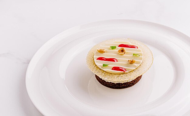 Десерт на тарелке